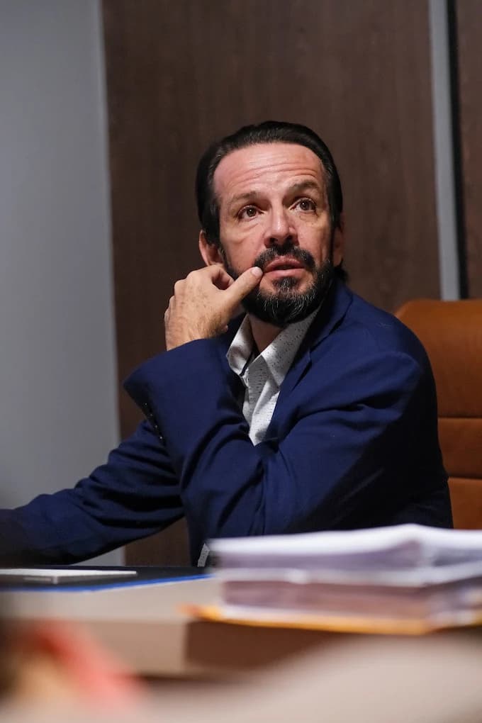 Ozires Moreira durante reunião de trabalho