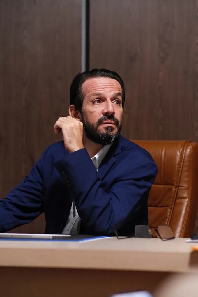 Ozires Moreira em ambiente profissional